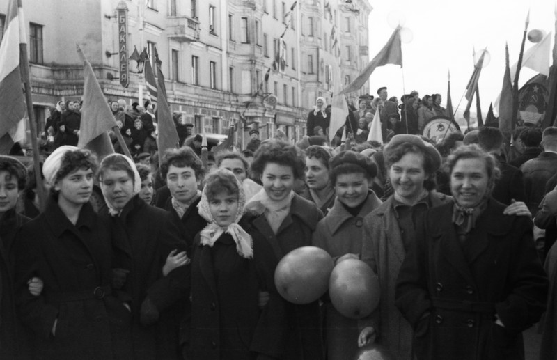 1 мая студенты. Первомайская демонстрация в СССР 70е. Первомайская демонстрация в Москве, 1960. Демонстрация 1 мая в СССР. Демонстрация 1 мая 1960 годы.